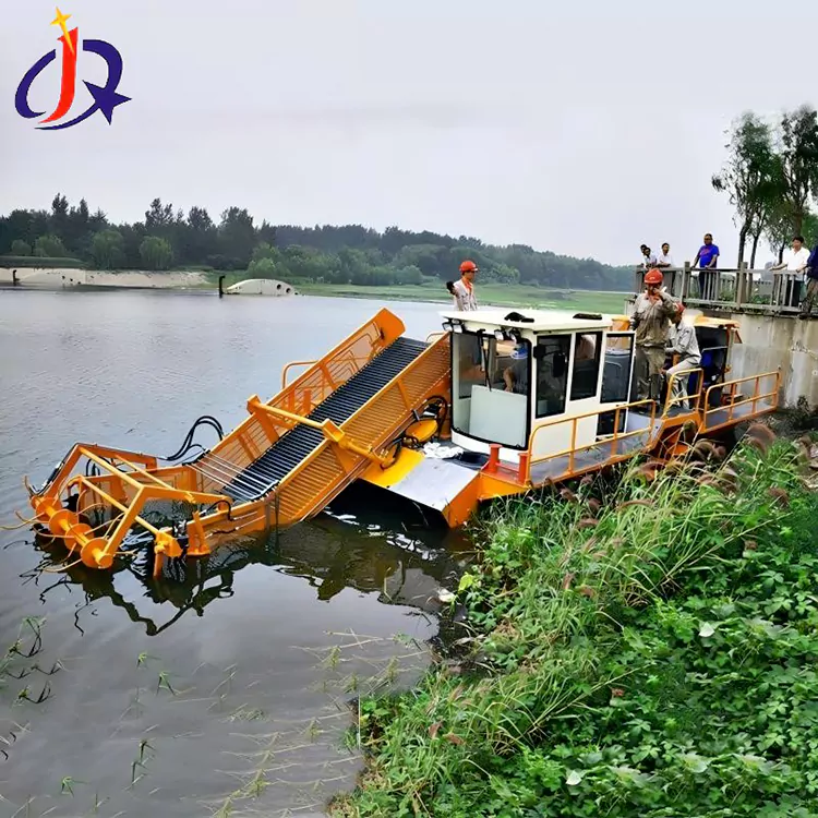 Bateau coupe-jacinthes et lentilles d'eau